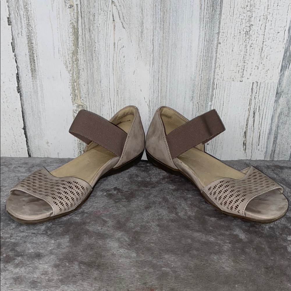 0516 Women's Earth Alder Amoaa Taupe Leather Sandals - Picture 4 of 9
